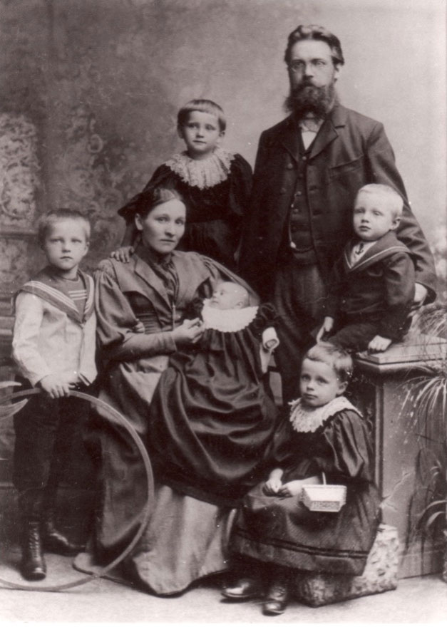 Peter-Johannes-Thiel-and-his-wife-Mathilde-with-their-family-in-1897