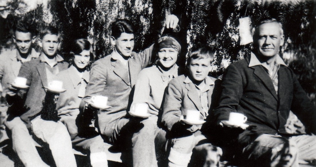 Otto Thiel with children on the farm Sunnyside